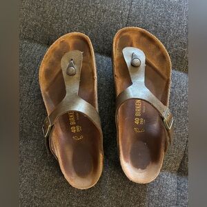 Birkenstocks Gizeh Metallic, Women’s size 40 (size 9-9.5) Sandals